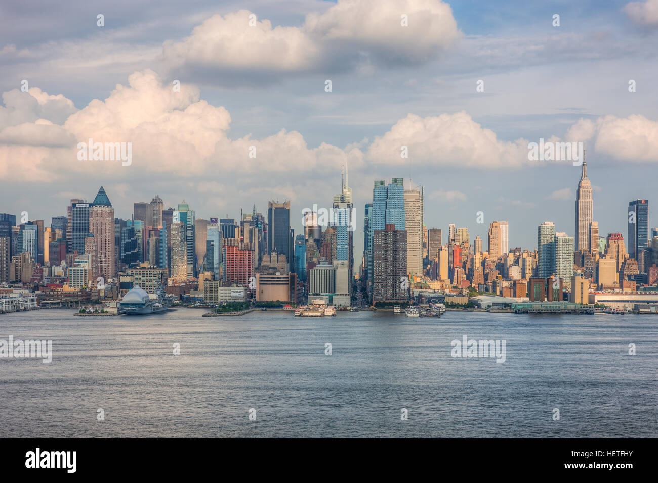 Le centre ville de Manhattan, vue sur le fleuve Hudson sous un ciel partiellement nuageux dans la ville de New York. Banque D'Images