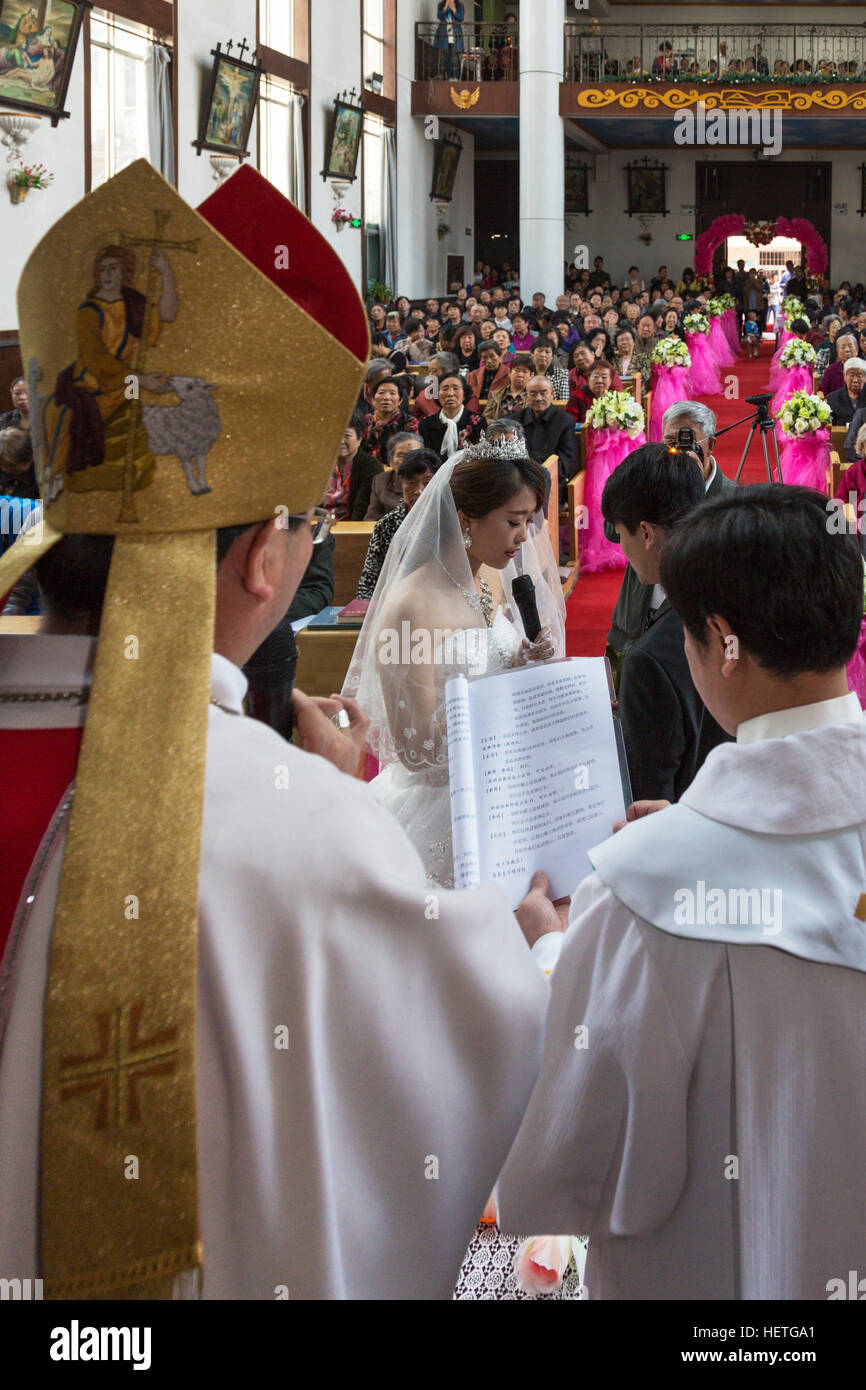 Cérémonie de mariage, l'église catholique, Yinchuan, Ningxia, Chine Banque D'Images