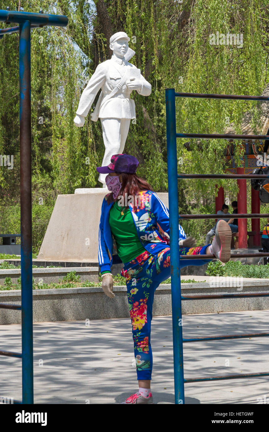 Femme chinoise s'exercer dans le Parc Zhongshan, Yinchuan, Ningxia, Chine Banque D'Images