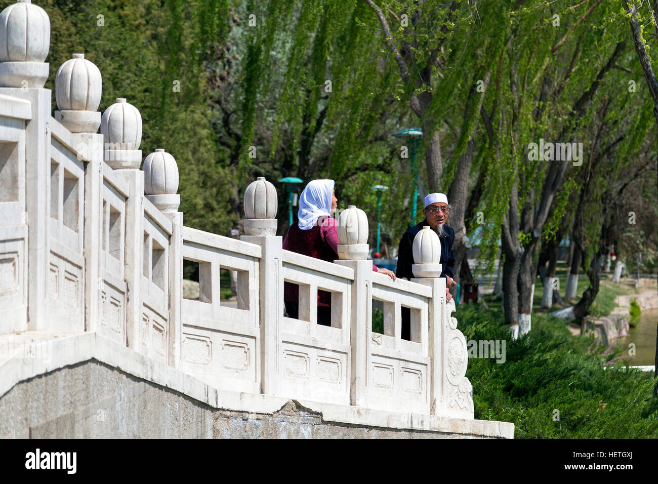 Les musulmans ethniques à bridge,Zhongshan Park,Yinchuan Ningxia,Chine, Banque D'Images