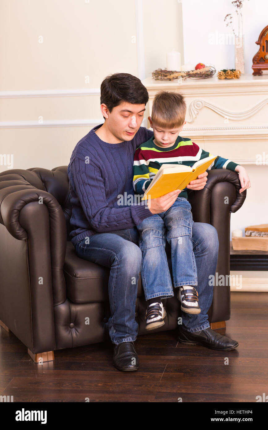 Portrait de parent heureux et son fils lecture fairy tailes Banque D'Images