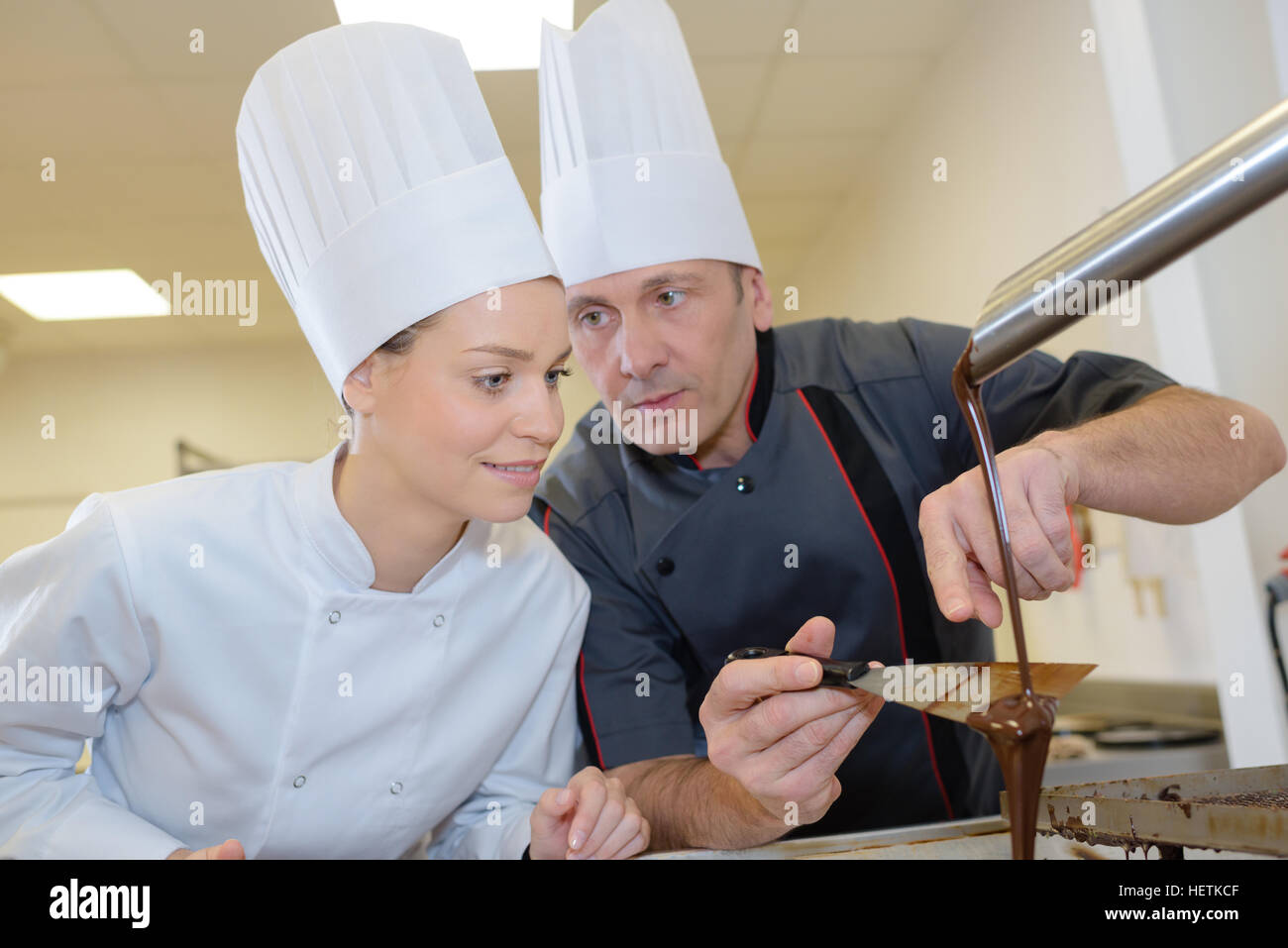 Deux artisans de faire une sauce au chocolat Banque D'Images
