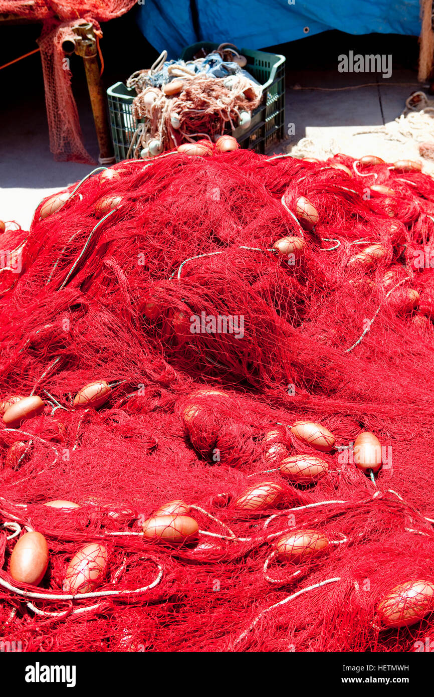 L'Italie, Procida - Rouge Filets de pêche dans un port Banque D'Images