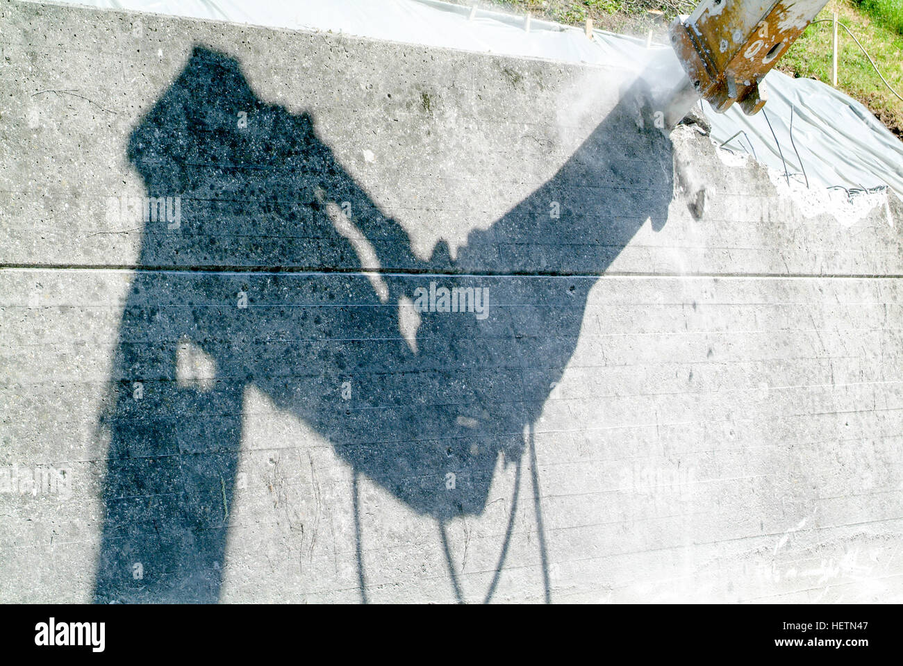 Digger hydraulique briser un mur sur une route Photo Stock Alamy