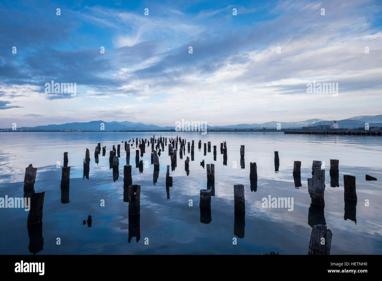 Seascape à l'aube, des pilotis dans la mer calme à Santiago de Cuba, Cuba Banque D'Images