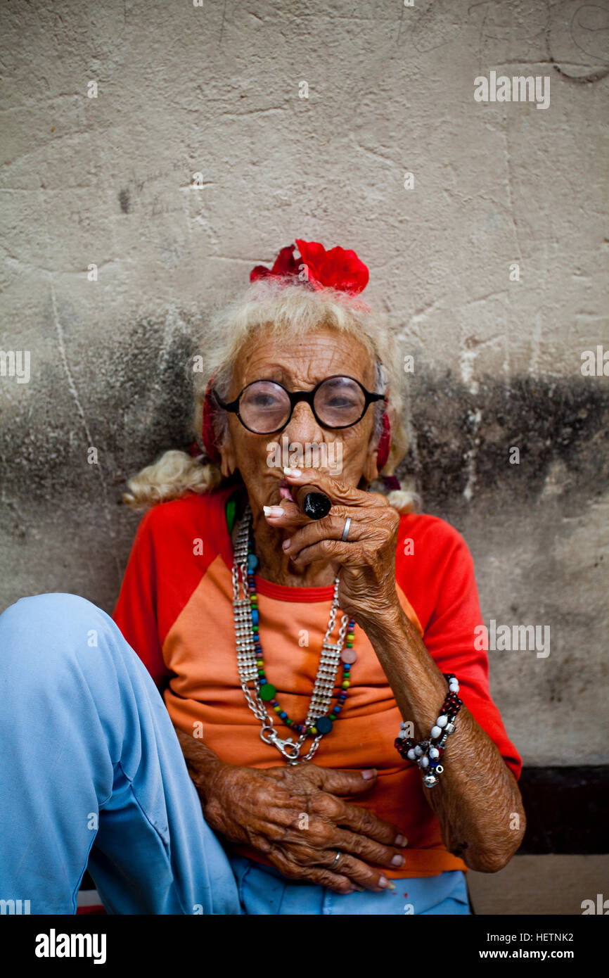 Femme avec un cigare cubain Banque D'Images