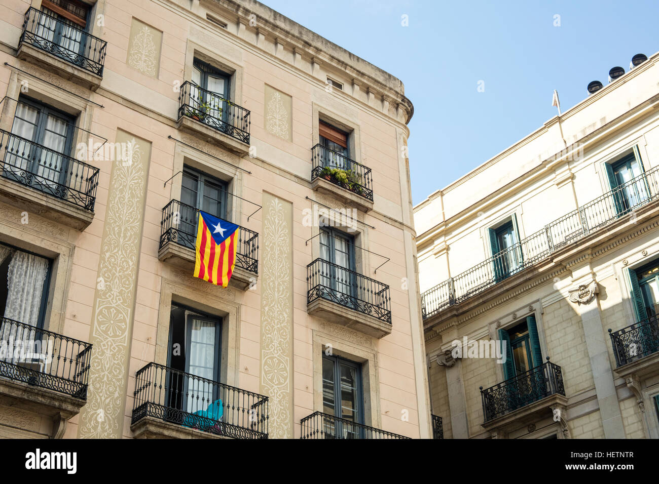 Détail de l'ancien bâtiment et un drapeau catalan indépendantiste à Sant Jaume (Saint James) Square, lieu où le conseil municipal de Barcelone et Gove autonome Banque D'Images