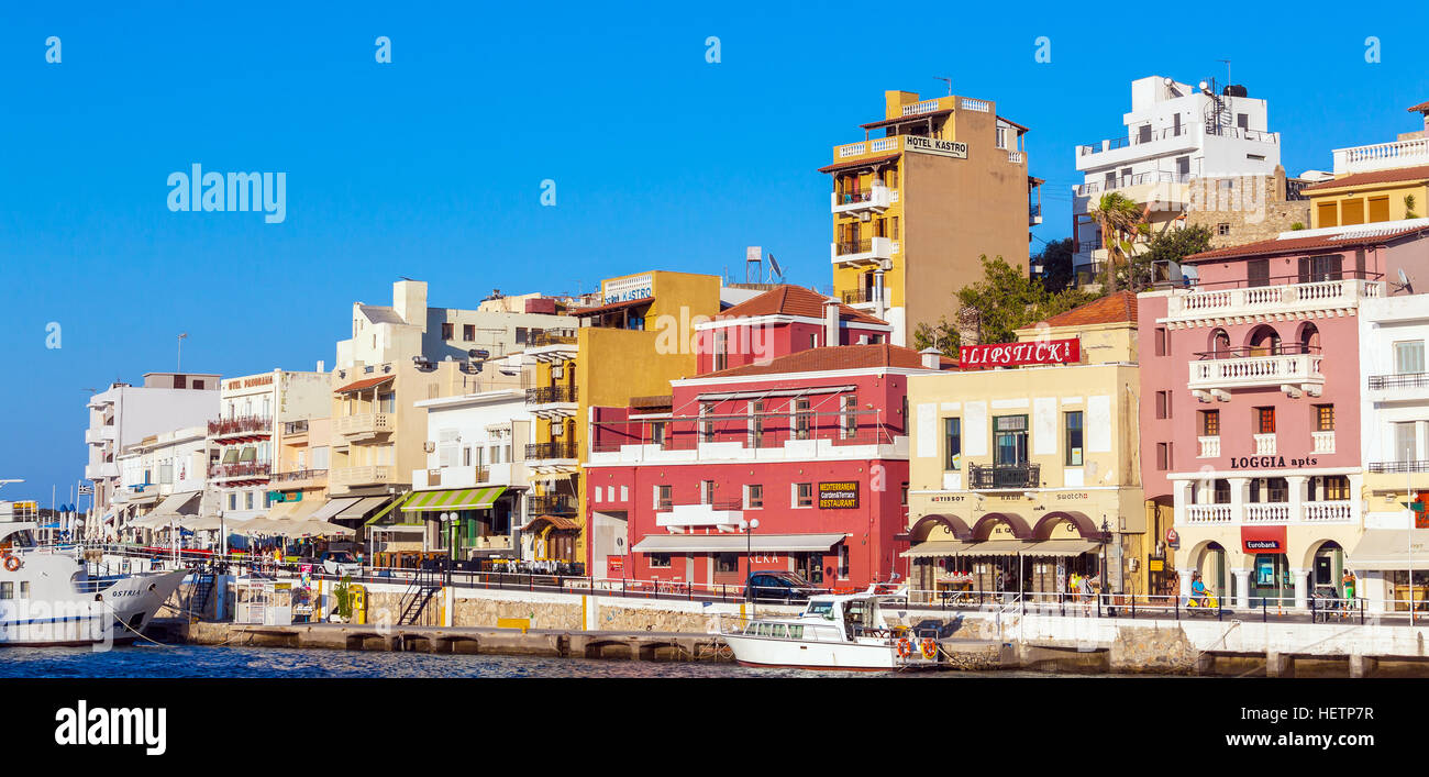 AGIOS NIKOLAOS, Crète - 1 août 2012 : en centre-ville et lac de Voulismeni avant le coucher du soleil Banque D'Images