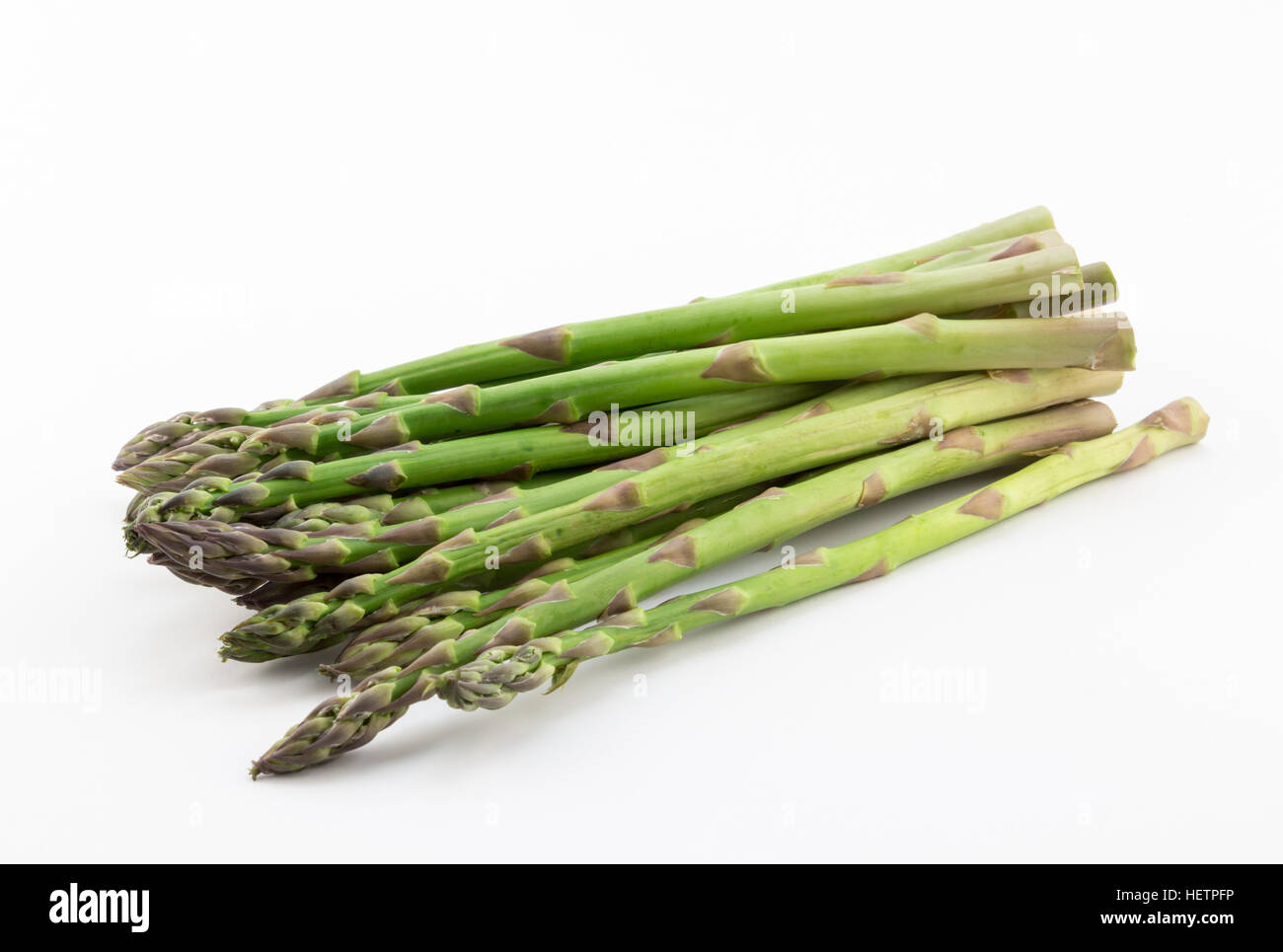 Asperges vertes sur fond blanc Banque D'Images Asperges vertes sur fond blanc Banque D'Images