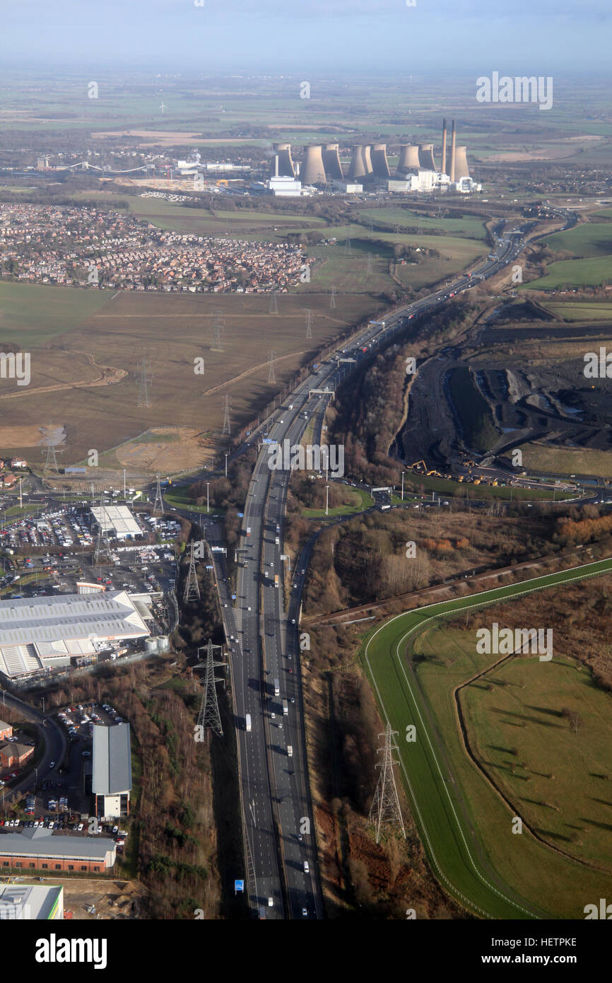 Vue aérienne de l'autoroute M62 à l'est de la sortie 32 à Glasshoughton à Henrichenburg Shiplift Powerstation, West Yorkshire, Royaume-Uni Banque D'Images