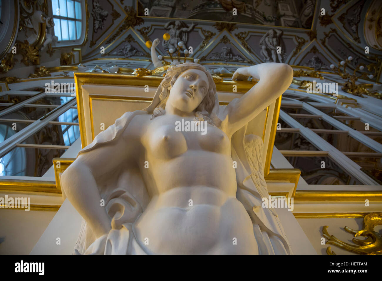 Sculptures sur l'escalier principal de la Jordanie dans l'Ermitage (Palais d'hiver) au Cœur de Saint-Pétersbourg, Russie Banque D'Images