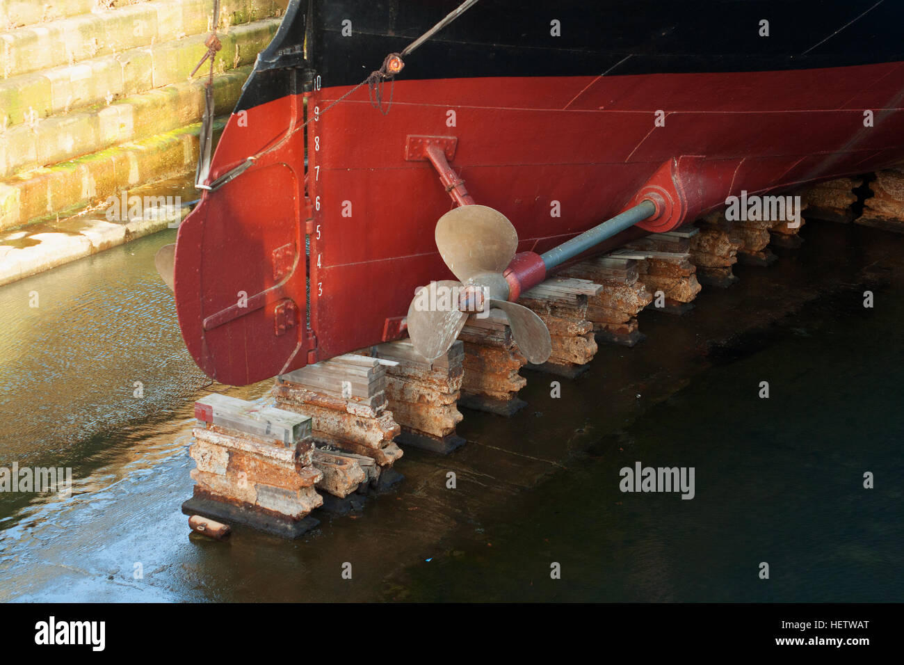 Les hélices et coque de S S nomades, d'offres pour le Titanic gisant dans Hamilton, station d'accueil de Titanic Belfast avec le Titanic Banque D'Images
