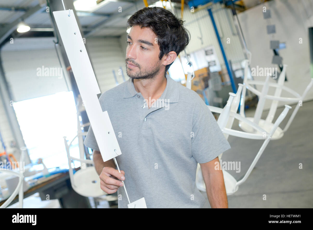 Inspection de l'homme objet suspendu Banque D'Images