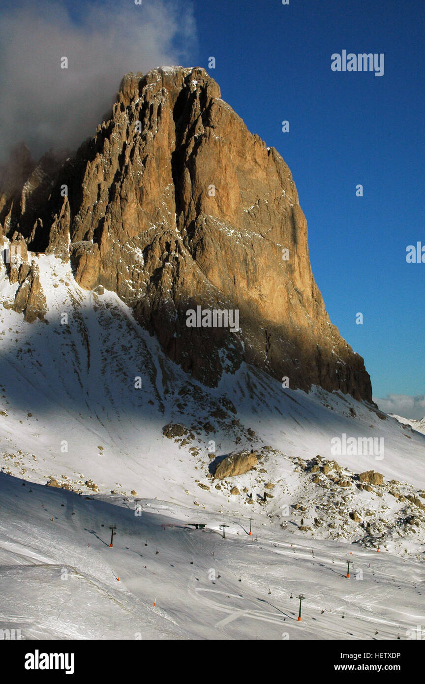 La lumière du matin et les nuages embrassent Sassolungo dans les Dolomites, Santa Cristina Gherdëina, Province de Bolzano - Tyrol du Sud, Italie Banque D'Images