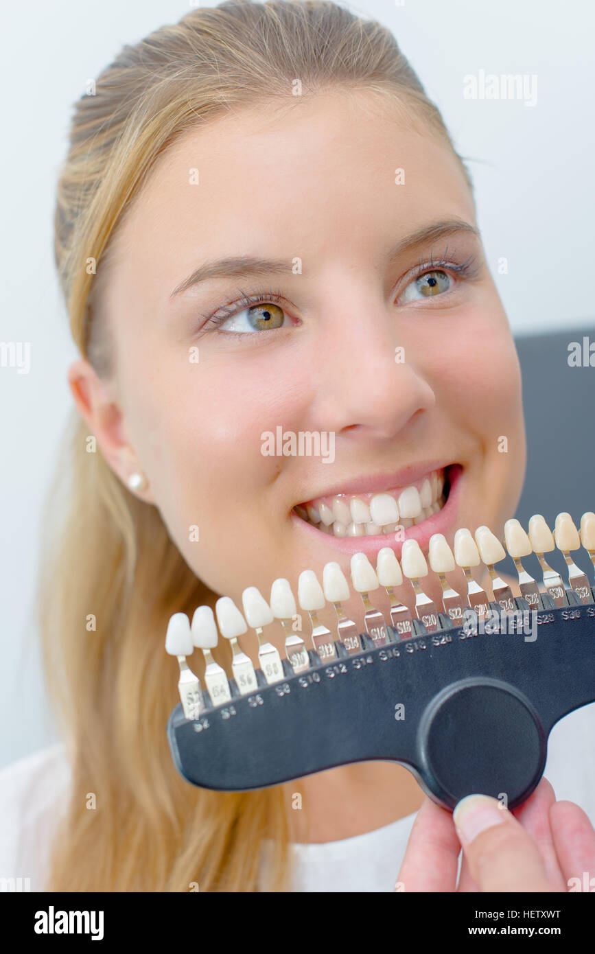Jeune femme le choix de prothèses dentaires Banque D'Images