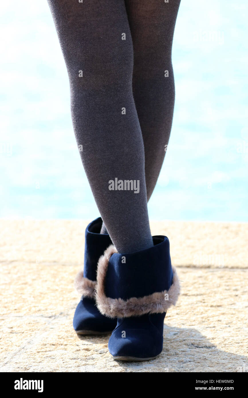 Femme avec des jambes en coton bas et boots, Winter fashion outfit Banque D'Images