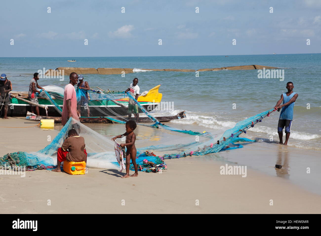 La réparation des filets de pêche sur la plage de Morondava dans l'Ouest de Madagascar Banque D'Images