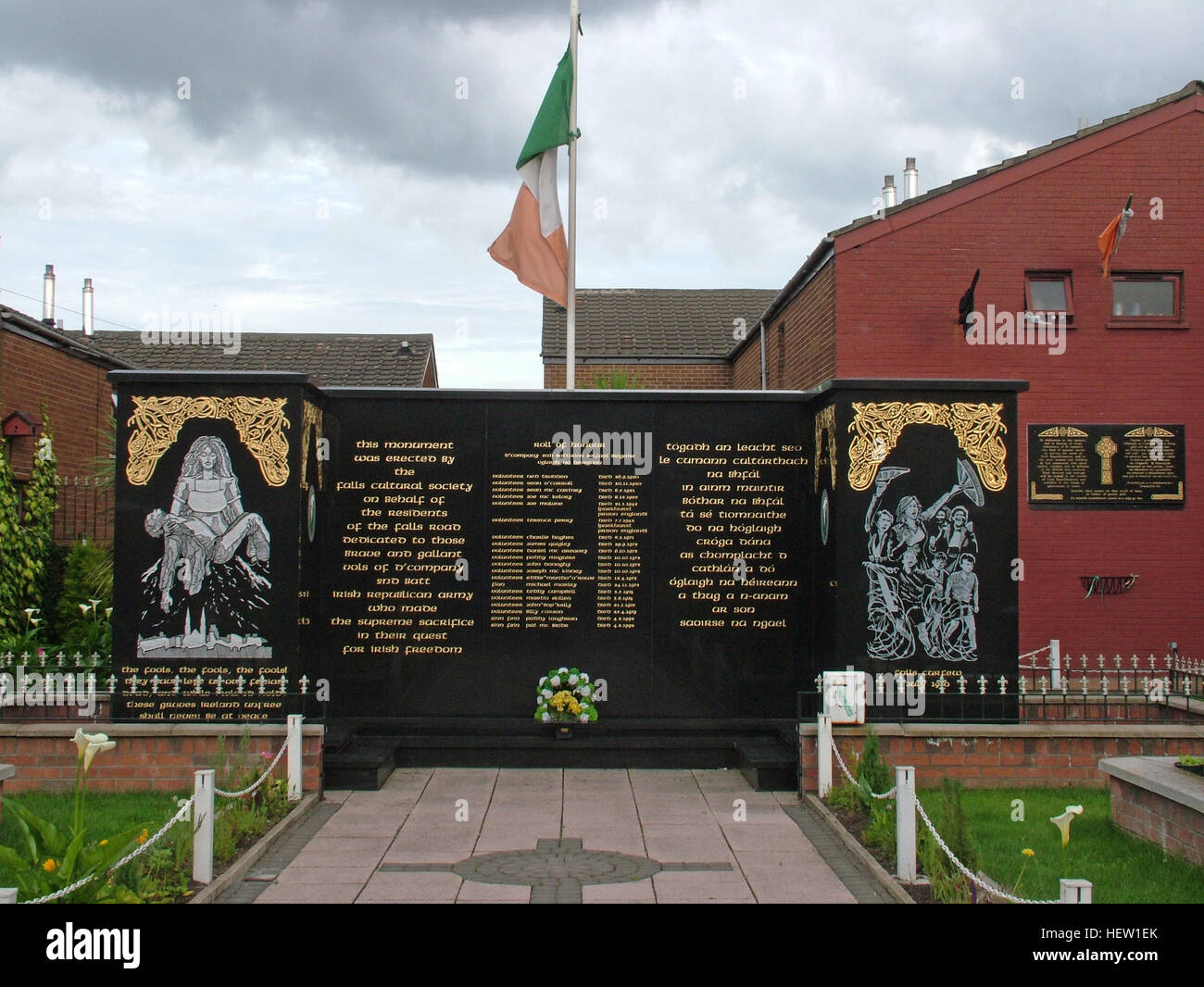 Belfast Falls Rd Jardin de la paix républicaine- Noms des pompiers vivre pour toujours. Avec le drapeau tricolore Eire Banque D'Images