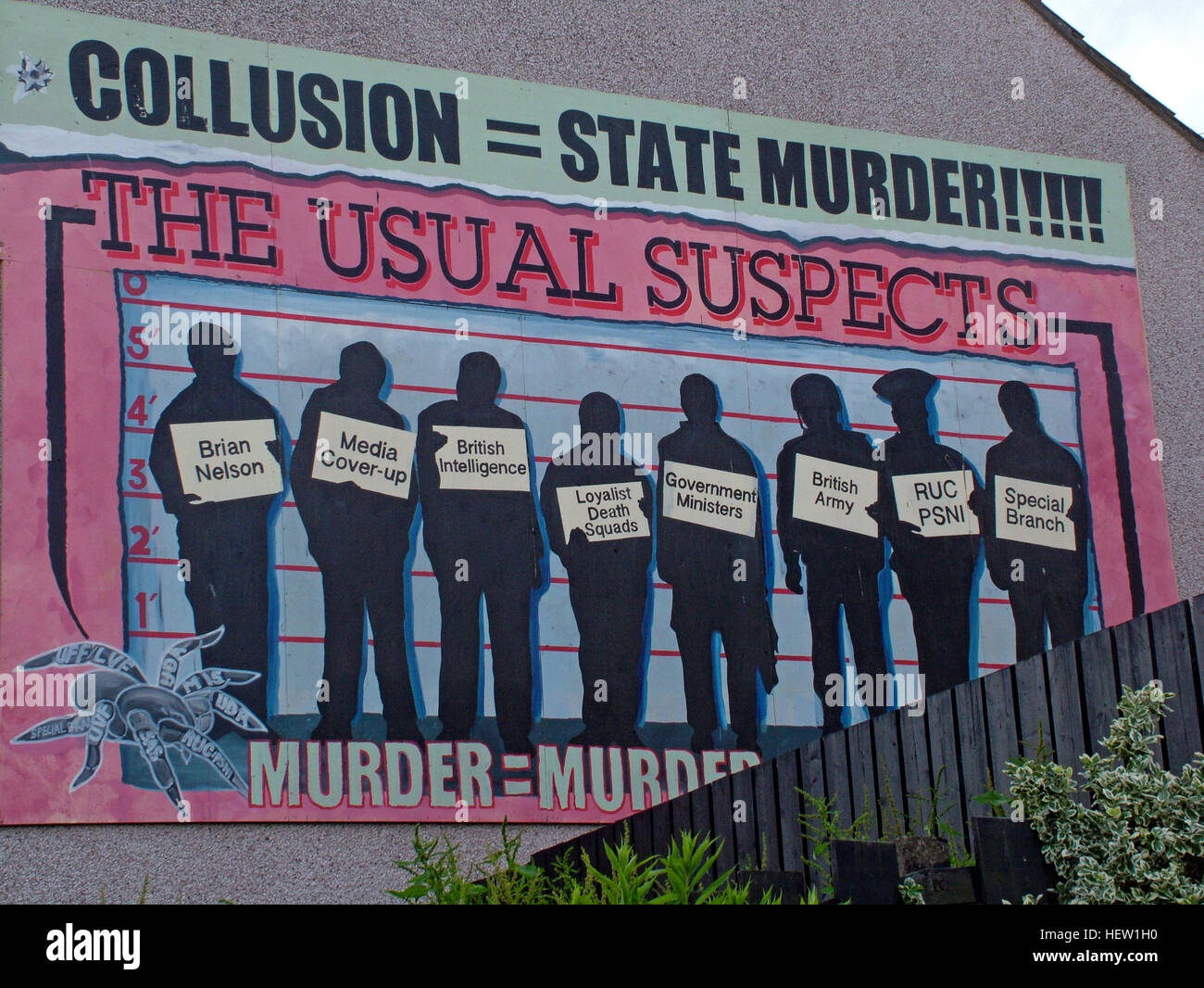Belfast Falls Rd fresque républicaine- Collusion Meurtre d'État les suspects habituels Banque D'Images