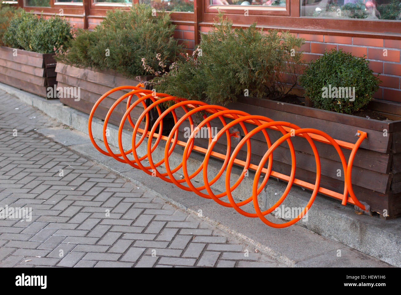Beau parking pour vélos. Orange en spirale à Kiev, Ukraine Banque D'Images