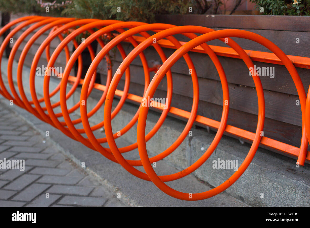 Beau parking pour vélos. Orange en spirale à Kiev, Ukraine Banque D'Images