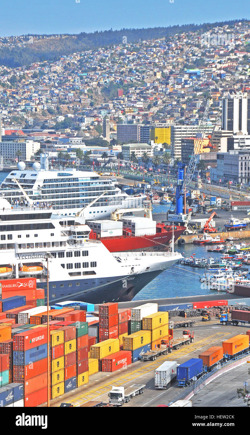 Bateaux de croisière dans le port de Valparaiso au Chili Banque D'Images