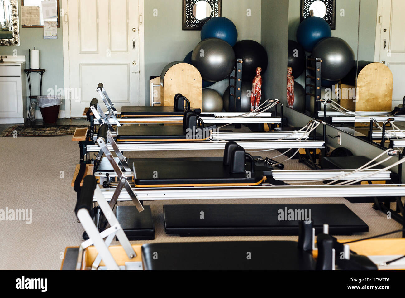 L'équipement d'exercice dans la salle de sport Banque D'Images
