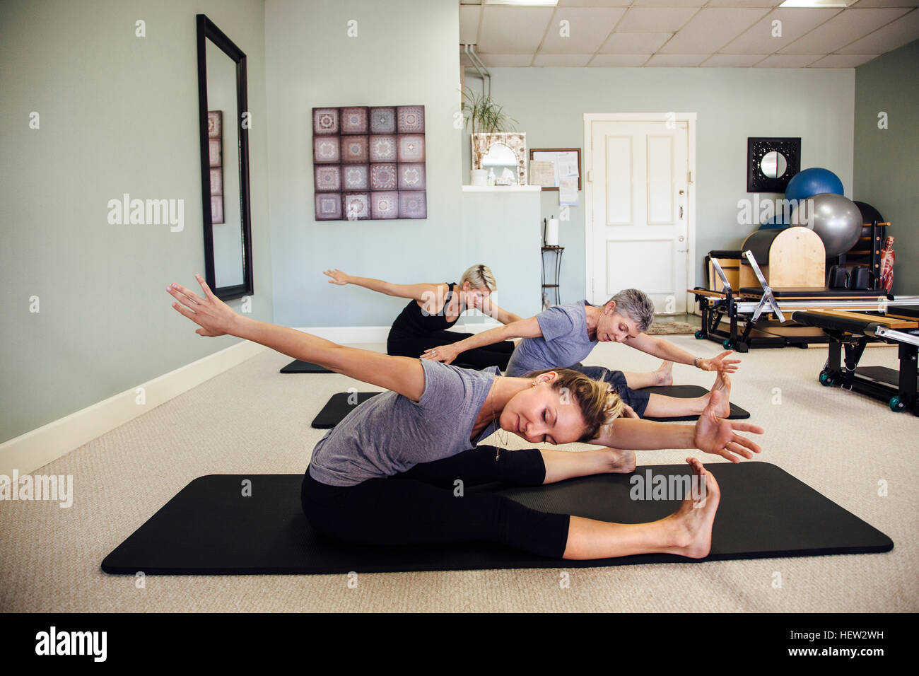 Les femmes faire pilates sur tapis d'entraînement Banque D'Images