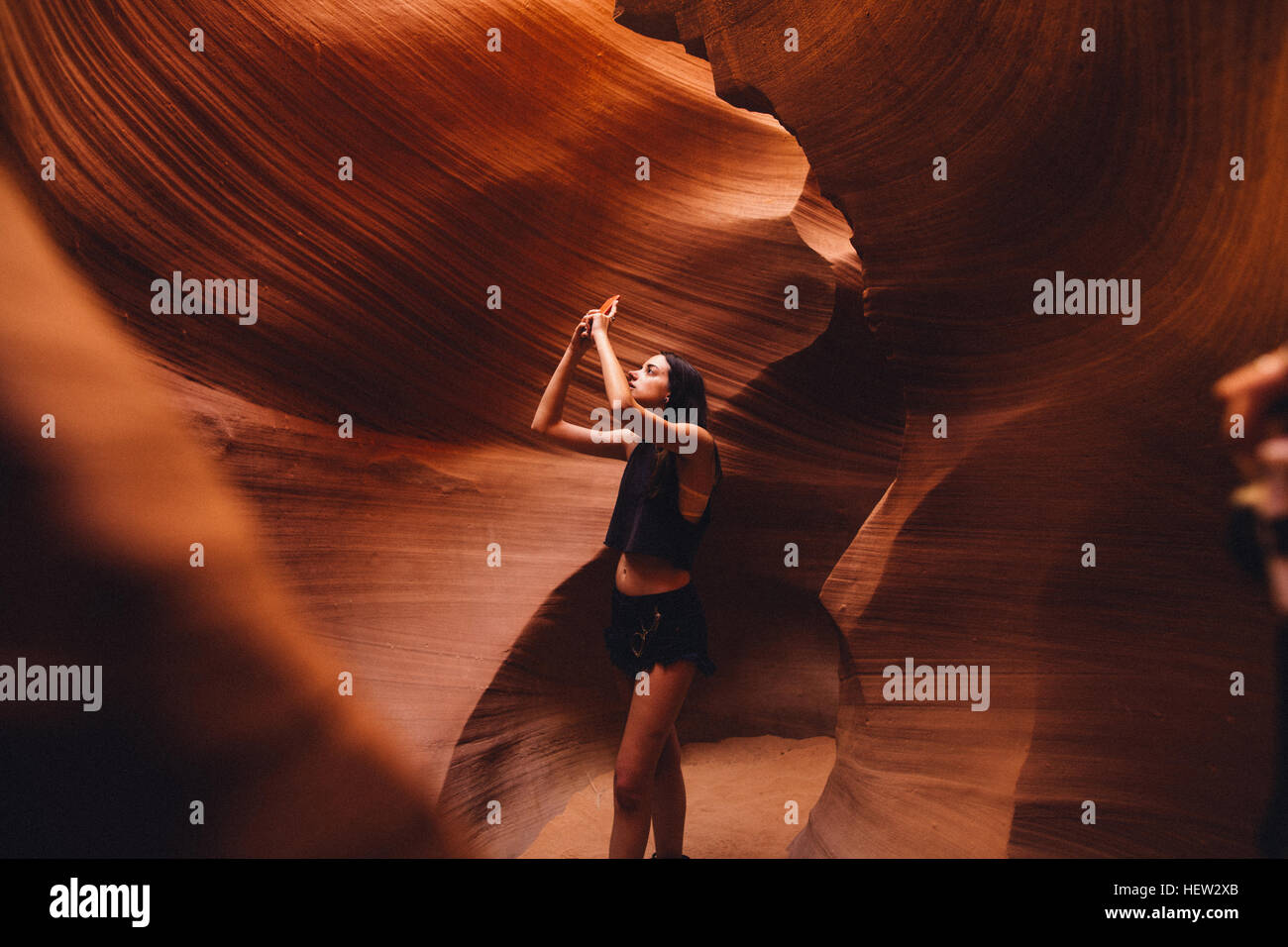 Woman taking photograph dans cave, Antelope Canyon, Page, Arizona, USA Banque D'Images