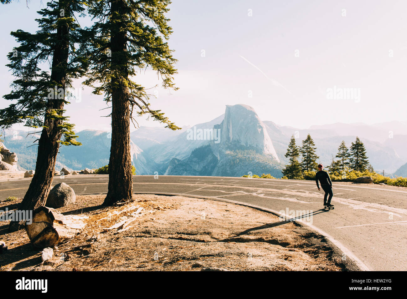 Skateur professionnel voyageant sur le chemin Mountain, Yosemite, California, USA Banque D'Images