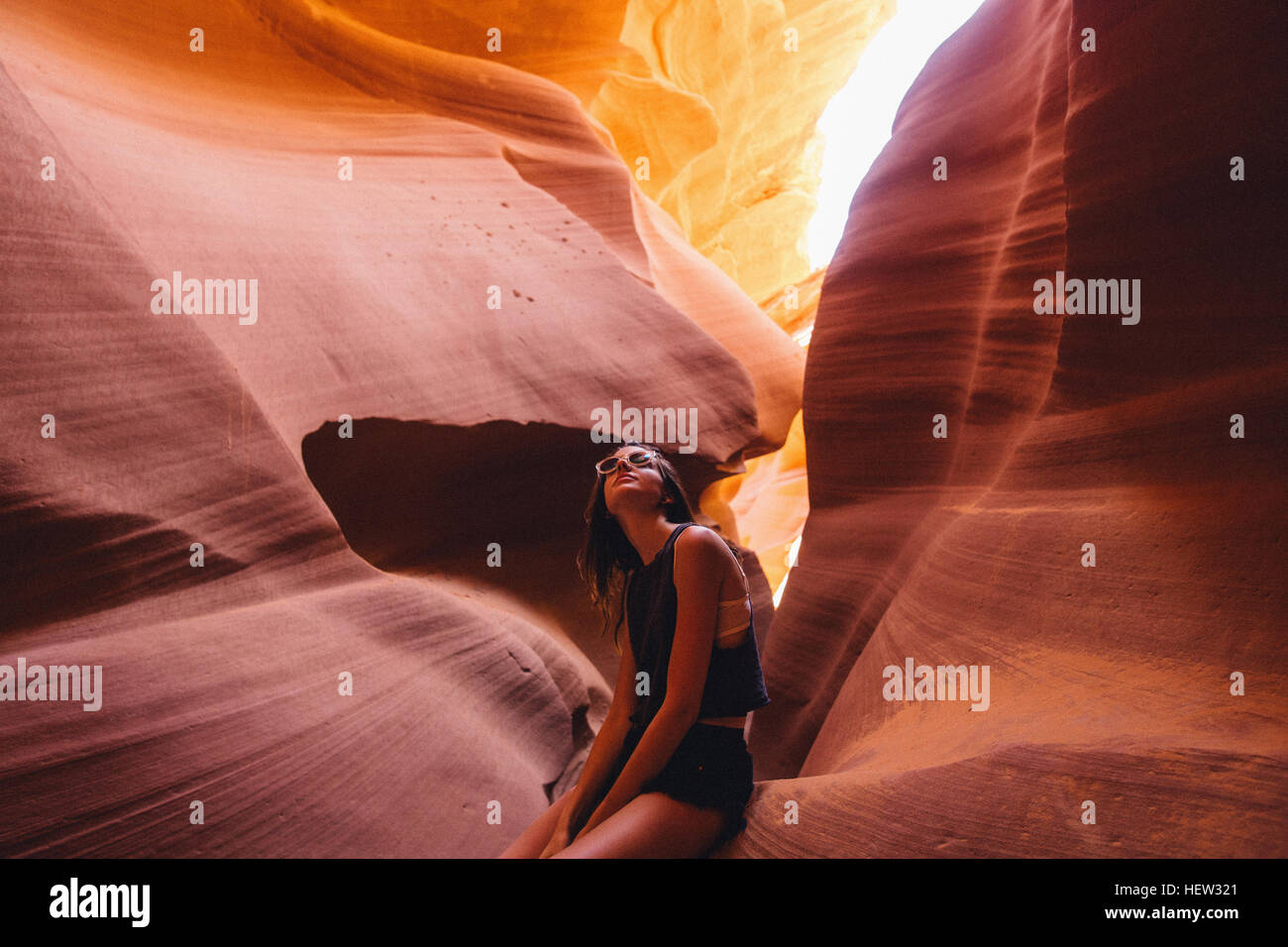 Femme à la lumière du soleil jusqu'à dans la grotte, Antelope Canyon, Page, Arizona, USA Banque D'Images