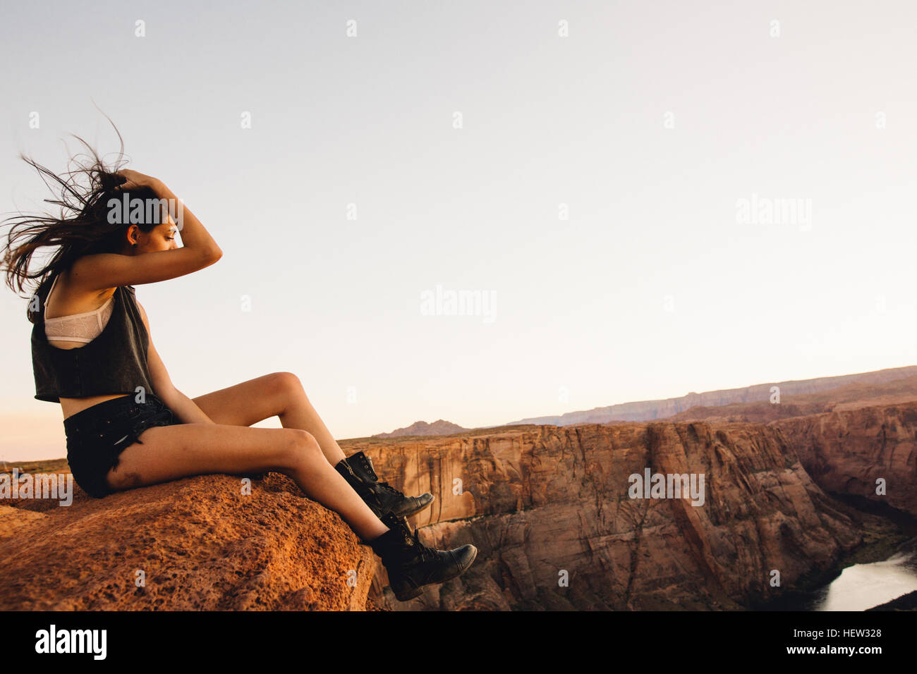 Femme se détendre et profiter de vue, Horseshoe Bend, Page, Arizona, USA Banque D'Images