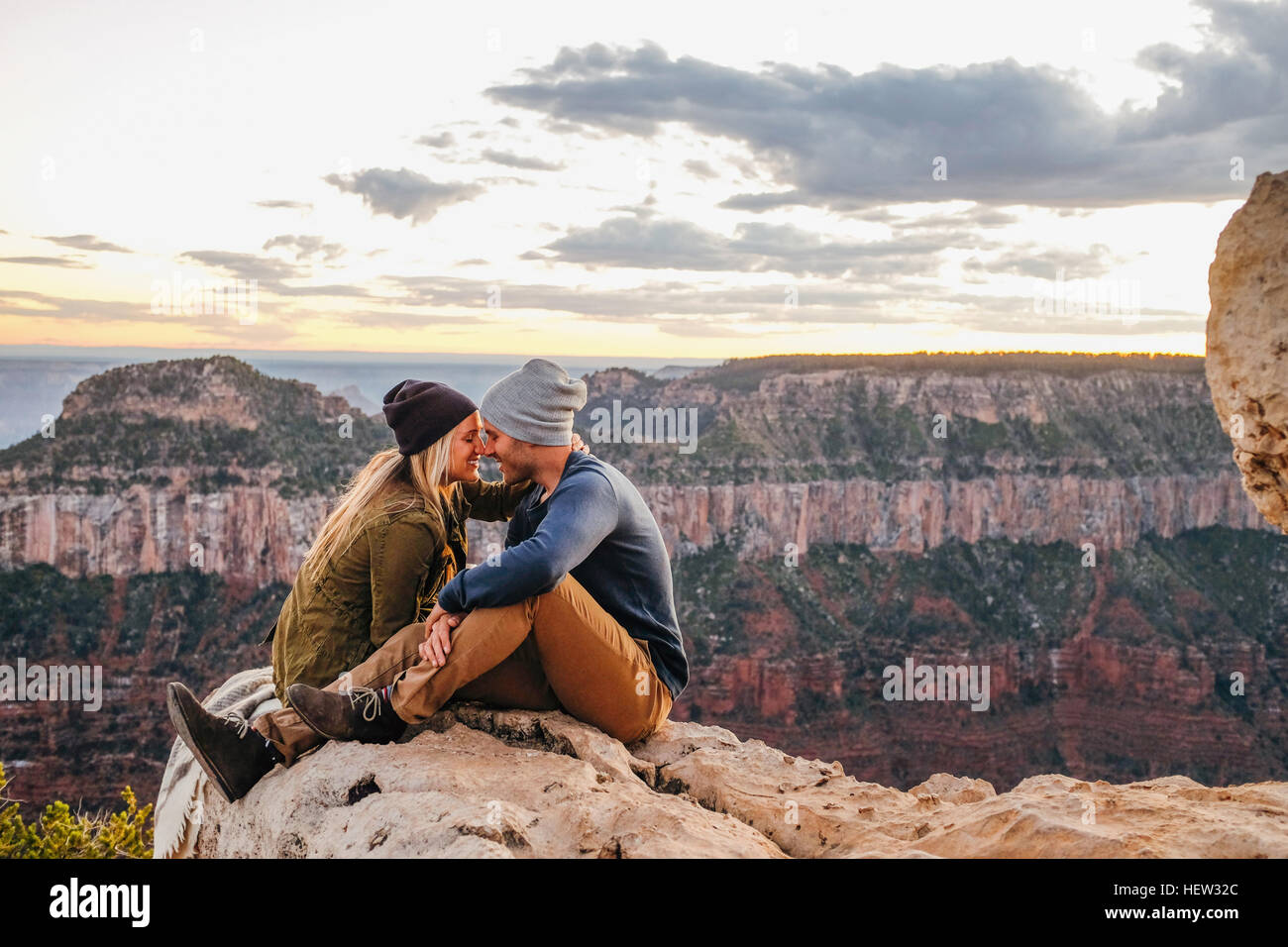 Couple nuzzling sur le bord du Grand Canyon, Arizona, USA Banque D'Images