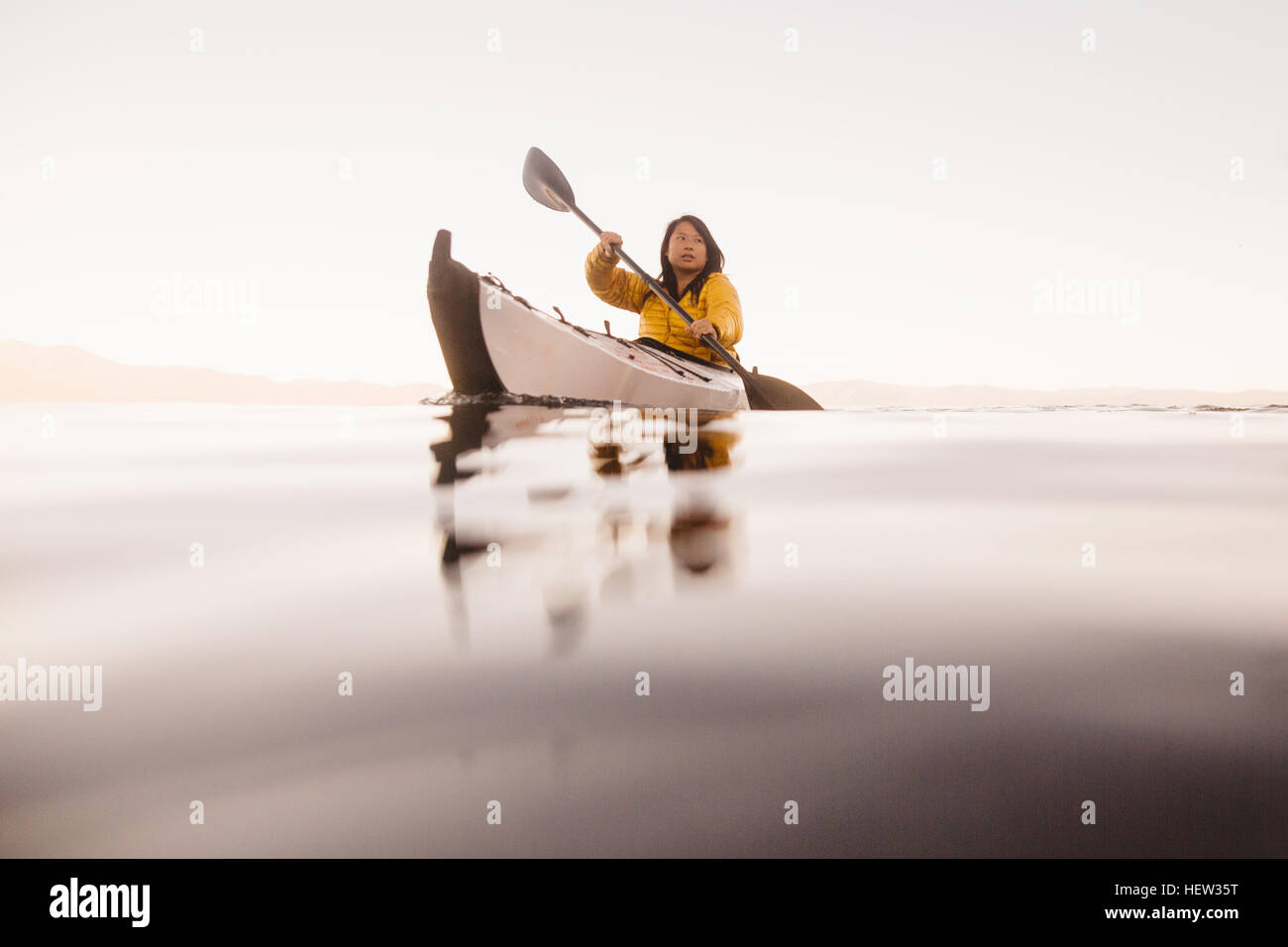 Femme kayak sur le lac Tahoe, en Californie, USA Banque D'Images