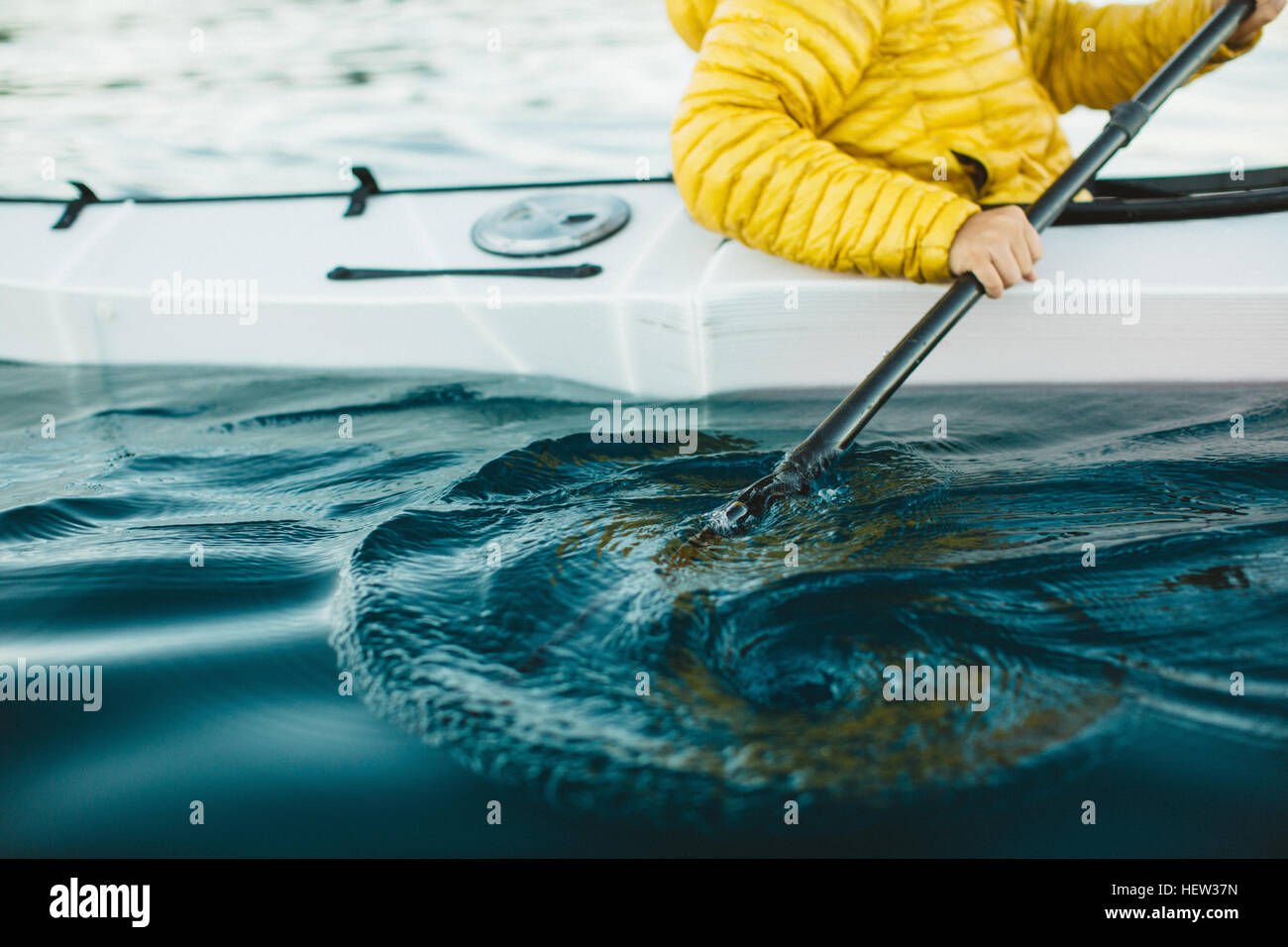 Close up de la kayakiste pagaie dans l'eau, California, USA Banque D'Images