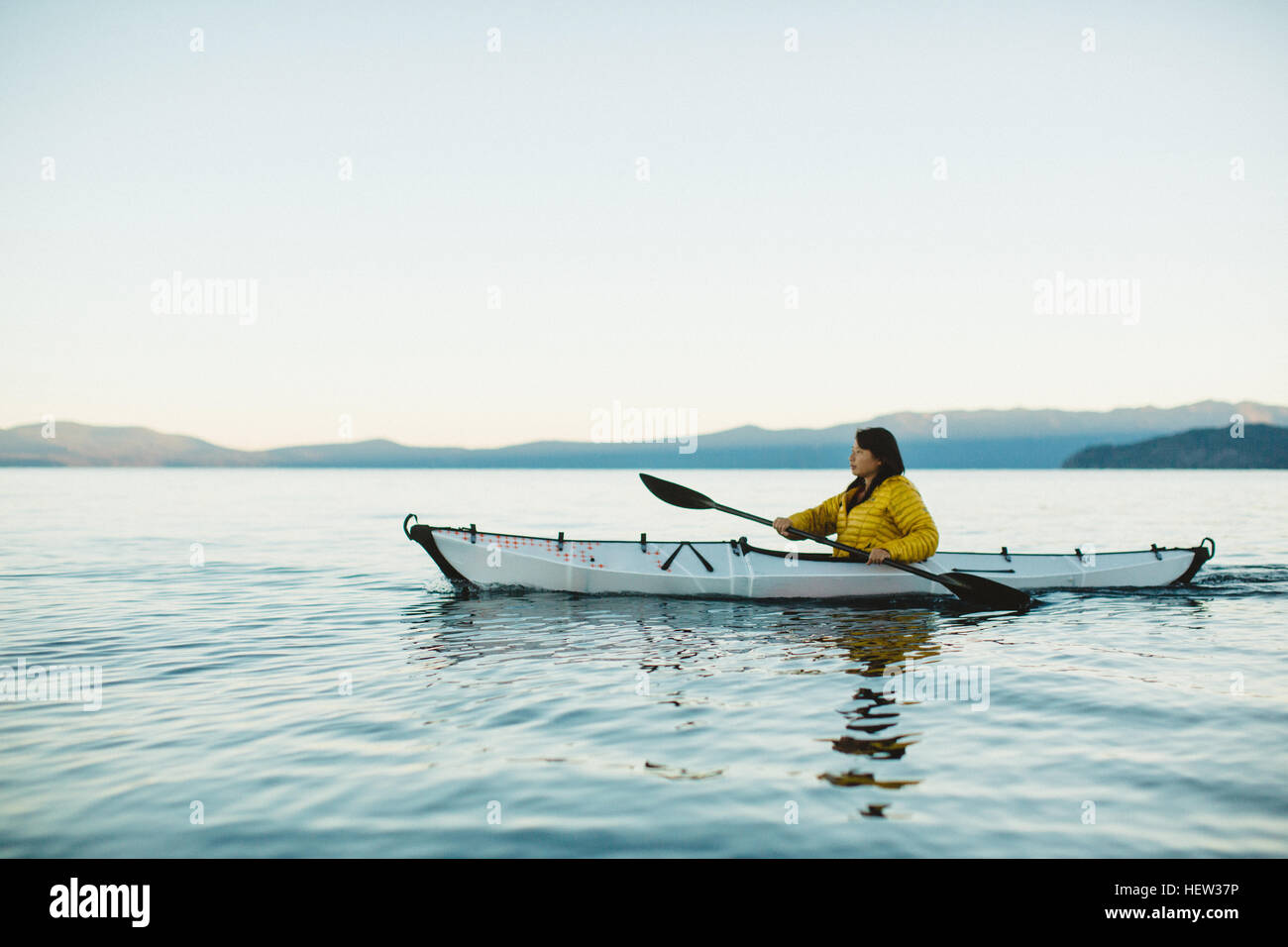 Femme kayak sur le lac Tahoe, en Californie, USA Banque D'Images