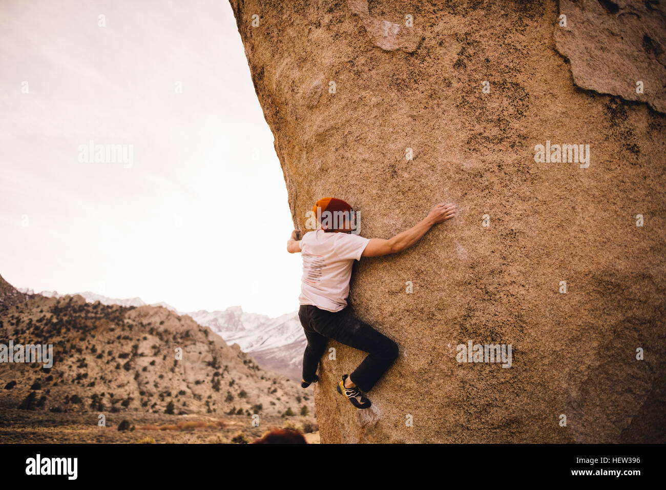 L'homme de l'escalade, le babeurre de blocs, Bishop, California, USA Banque D'Images