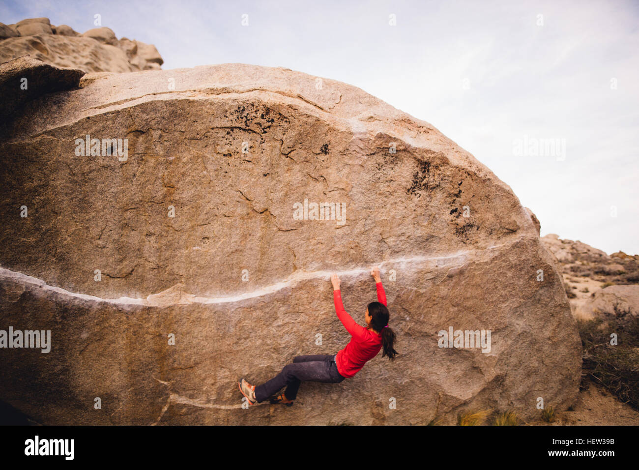 Femme de l'escalade de rochers, le babeurre, l'évêque, California, USA Banque D'Images