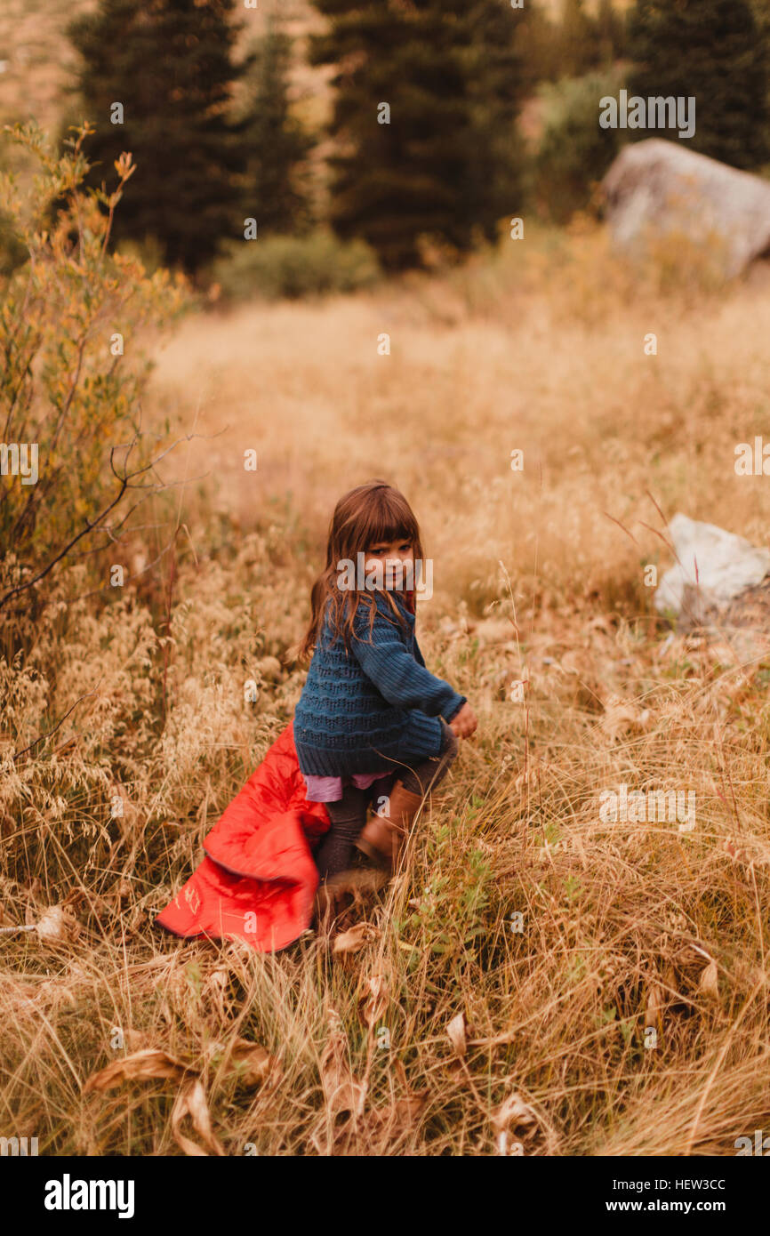 Young Girl climbing à travers les hautes herbes, minéral King, Sequoia National Park, Californie, USA Banque D'Images