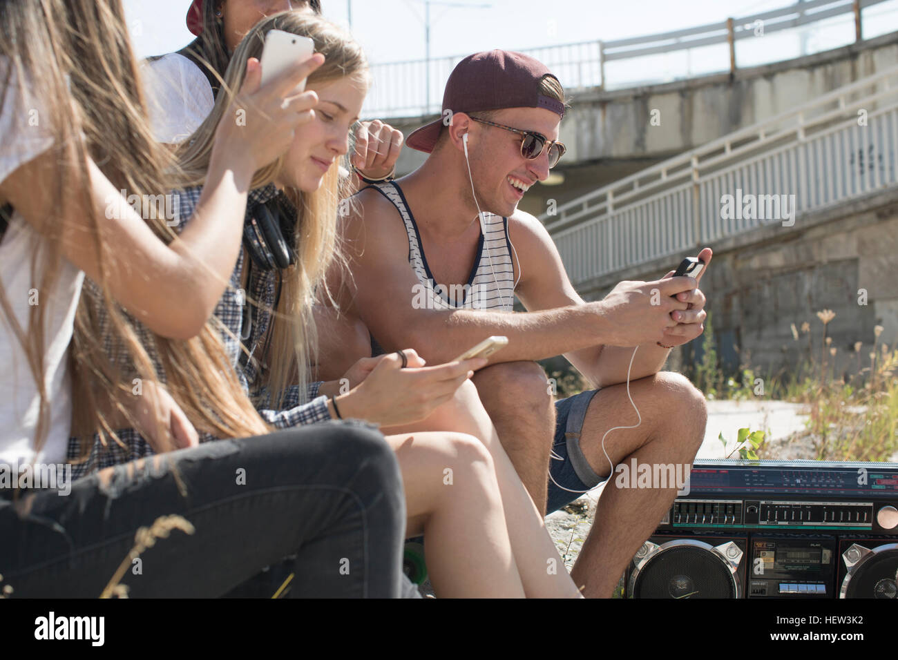 Les Amis Réseaux sociaux sur les smartphones Banque D'Images