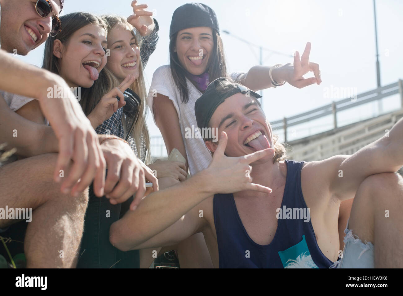 Les amis de prendre selfies Banque D'Images