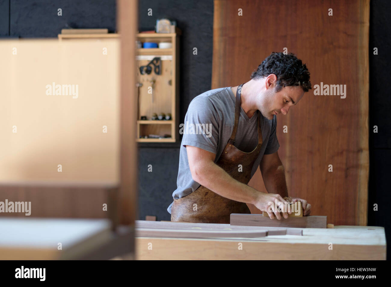 Dans son atelier de charpentier Banque D'Images