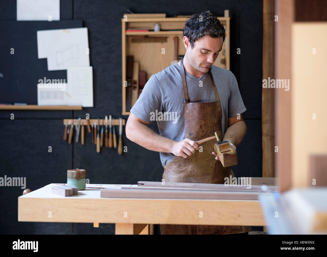 Dans son atelier de charpentier Banque D'Images