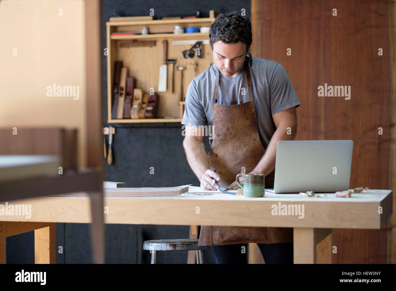 Dans son atelier de charpentier Banque D'Images