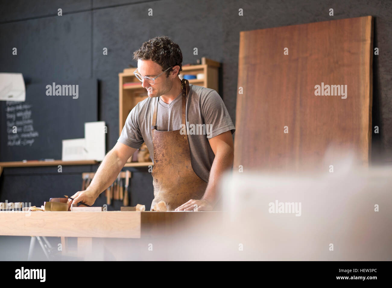 Dans son atelier de charpentier Banque D'Images