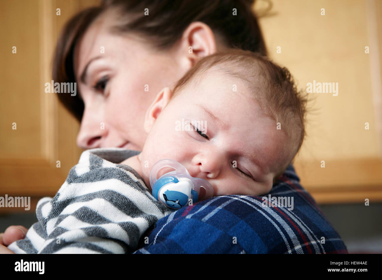 Mother holding sleeping baby boy Banque D'Images