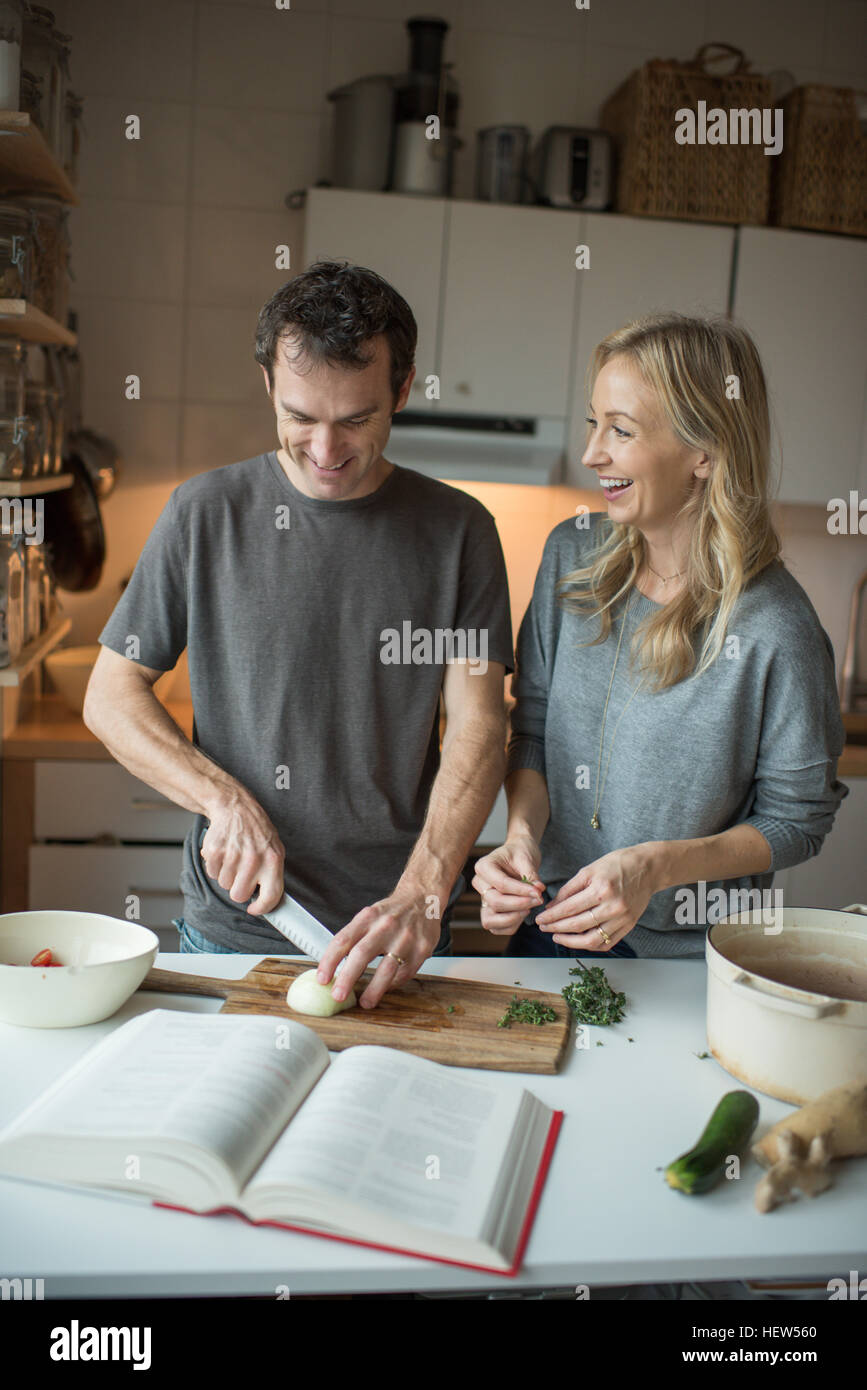 Couple hacher des oignons dans la cuisine Banque D'Images