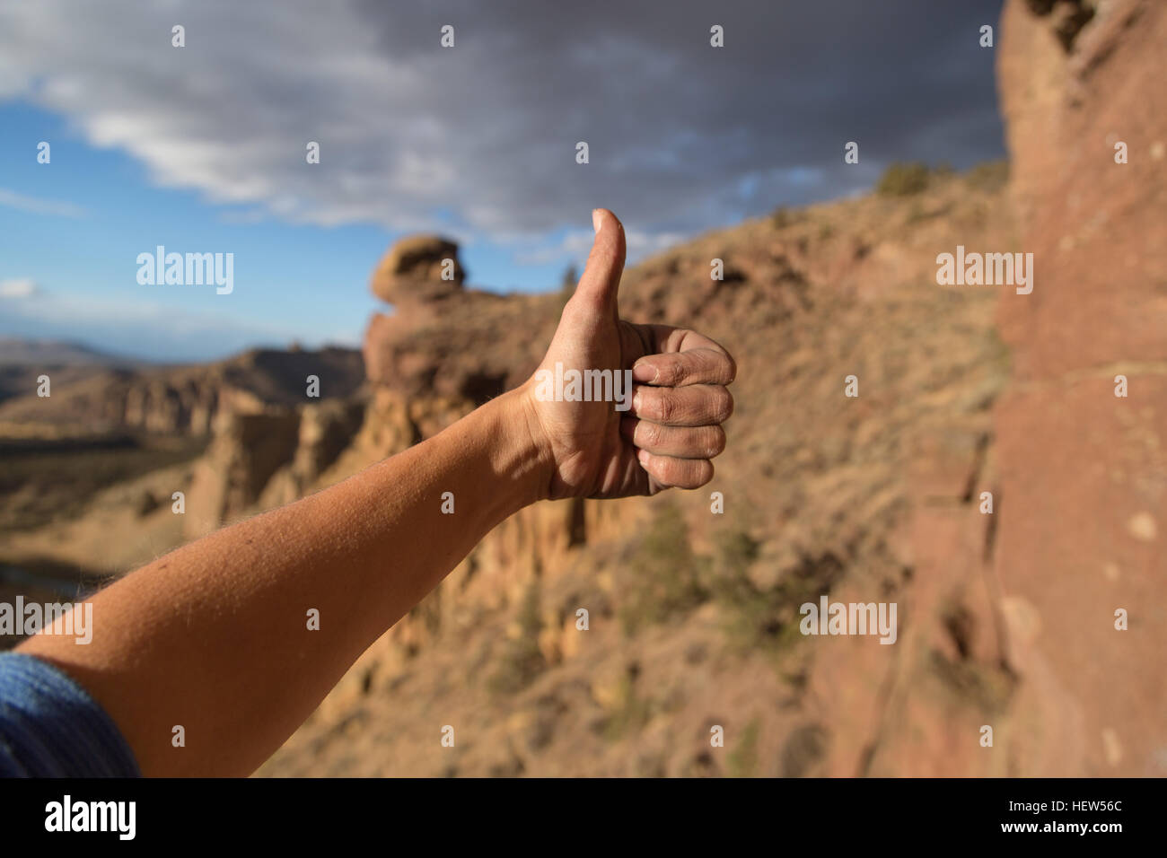 Rock climber giving Thumbs up sign, close-up, Smith Rock State Park, Oregon, USA Banque D'Images