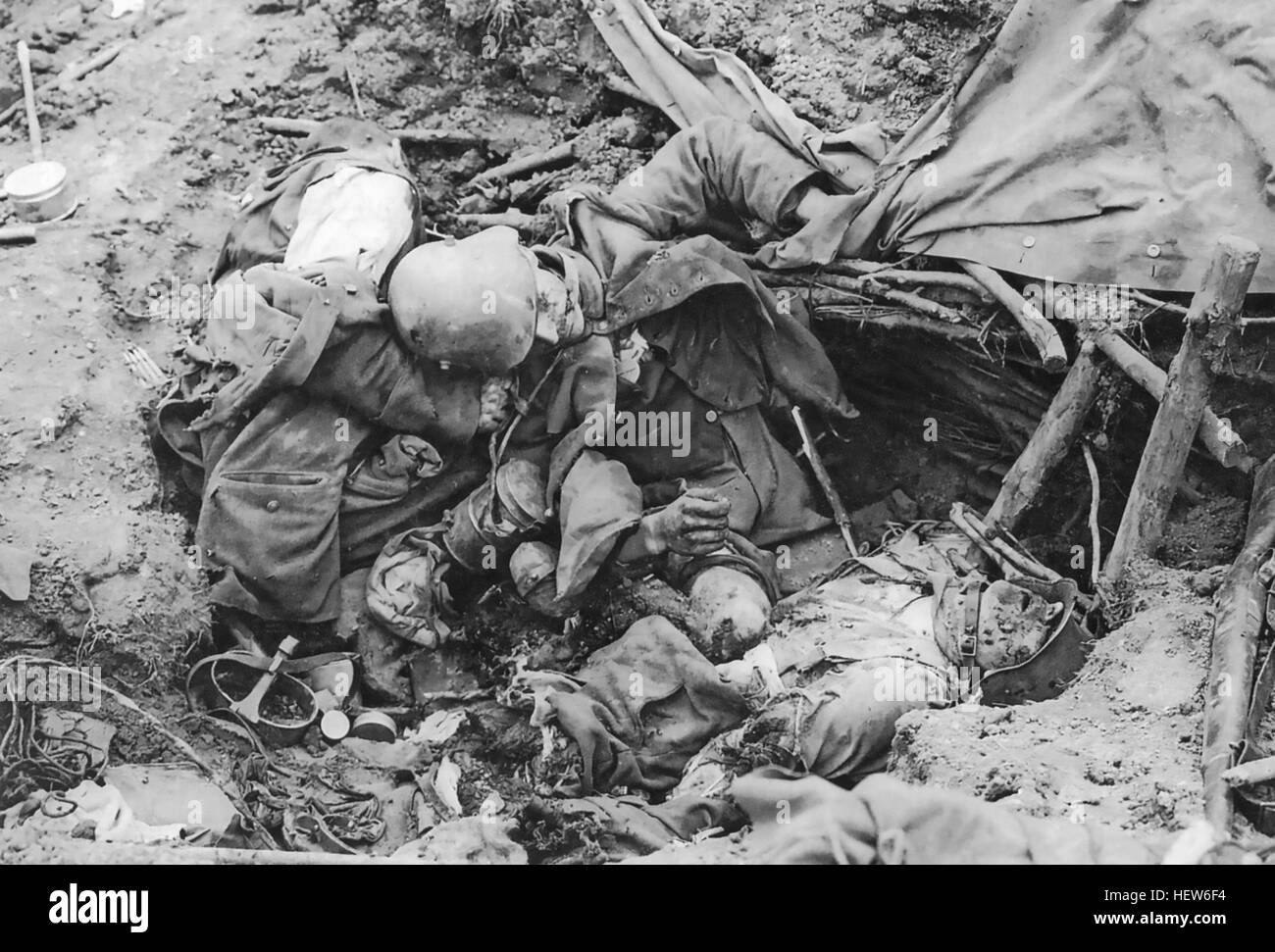 Bataille de Passchendaele (troisième bataille d'Ypres) de juillet à novembre 1917. Deux morts dans une tranchée peu profonde tout en mangeant un repas. Photo : fonctionnaire britannique mais libérés qu'après la guerre. Banque D'Images