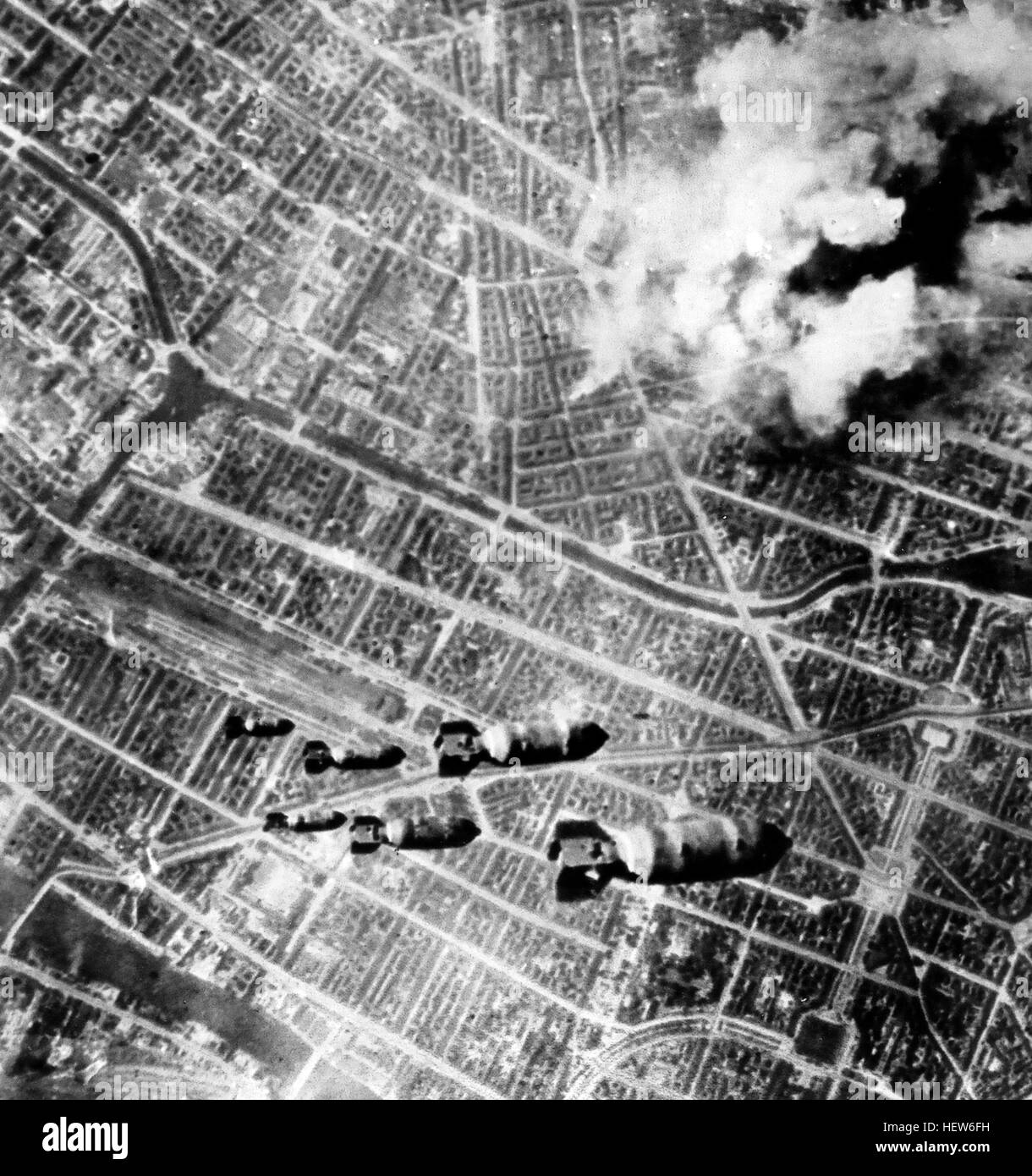 BERLIN 1944 Bombardement . La lumière du jour par l'USAAF raid laissant tomber des bombes de 200 lb avec les coudes dans la rivière Spree clairement visible. Photo : USAAF Banque D'Images